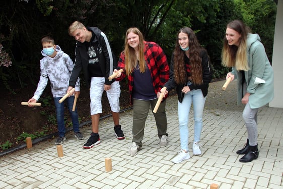 Wer wollte, konnte beim Einweihungsfest des neu gestalteten Außengeländes der CVJM Jugendfreizeitstätte Rathmecke-Dickenberg schwedische Spiele wie Cubb und Mölkky spielen. (Foto: Jakob Salzmann)