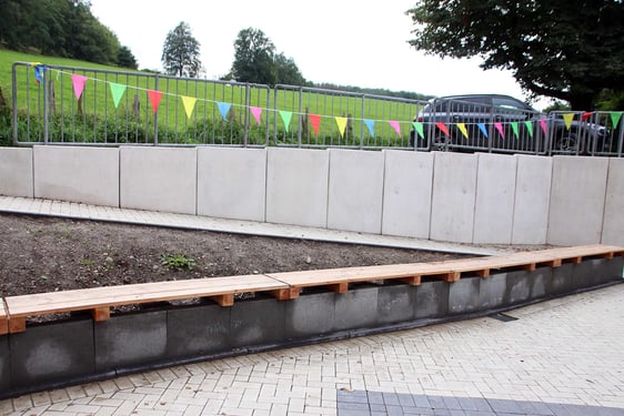 Die marode Hang-Absicherung wurde durch eine neue Betonwand ersetzt. Zudem wurde der Platz begradigt und neu gepflastert. Erhöhte Randsteine wurden zu Sitzgelegenheiten umfunktioniert. (Foto: Jakob Salzmann)