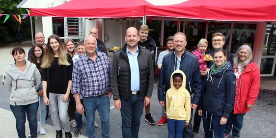 Für Sponsoren und Helfer richtete die CVJM Jugendfreizeitstätte Rathmecke-Dickenbeck ein kleines Einweihungsfest aus. Mit dabei: Markus Hacke von der Sparkasse (2. von rechts in der vorderen Reihe), die Hauptsponsor bei der Renovierung des Außengeländes war. (Foto: Jakob Salzmann)