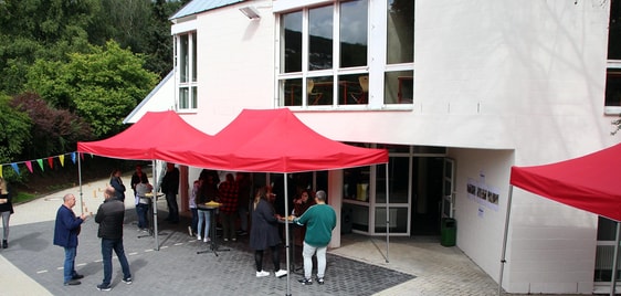 Der neu gestaltete Platz besitzt ein farblich abgesetztes Indiaca-Feld, eine Grillstelle, Sitzgelegenheiten und vieles mehr. Der Jugendfreizeitstätte eröffnen sich dadurch neue Möglichkeiten. (Foto: Jakob Salzmann)