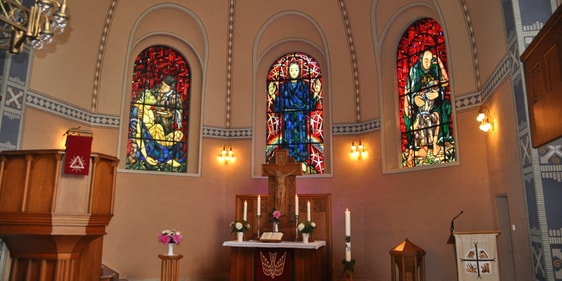 Der Altarraum der Erlöserkirche in Attendorn – seit der Gründung der Ev.Kirchengemeinde Attendorn-Lennestadt 2020 waren einige Strukturveränderungen notwendig. So auch die Neueinteilung der Pfarrbezirke. (Foto: Karl-Herrmann Ernst)