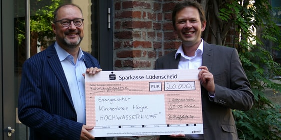 Superintendent Dr. Christof Grote überreichte Synodalassessor Henning Waskönig 20.000€ Spende für den Ev. Kirchenkreis Hagen. Weitere 20.000€ gingen an den Ev. Kirchenkreis Iserlohn. (Foto: EKKLP)