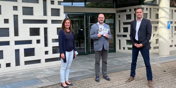 Der Schulleiter des EGM, Sven Dombrowski (r.), und die stellv. Schulleiterin Miriam Haarbach begrüßten Superintendent Christof Grote bei seinem Besuch im Evangelischen Gymnasium Meinerzhagen (Foto: EGM)