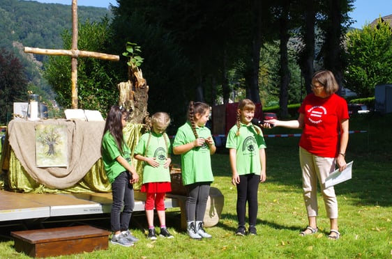 Rektorin Britta Schwarze interviewt die Kinder der Martin-Luther-Grundschule. Diese hatten sich ernsthafte Gedanke um die Umwelt gemacht. (Foto: Iris Kannenberg)