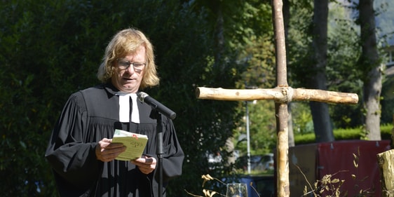 Pfarrer Dirk Grzegorek eröffnet den Gottesdienst des Ökumene Forums Werdohl unter dem Thema "Lebensbaum - Lebensraum". (Foto: Iris Kannenberg)