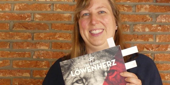 Isabelle Wagner war Referentin beim allerersten diesjährigen Frühstücktreffen der Christuskirchengemeinde. Das Buch „Löwenherz“ von Leo Bigger machte sie zur Grundlage ihres Vortrages. (Foto: Ingrid Weiland)