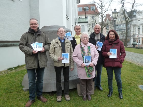 Seit mehr als 10 Jahren kann man im Rahmen der „Offenen Erlöserkirche“ von Ostern bis Oktober samstags die Kirche und an dem 1. Samstag eines Monats auch den Turm besichtigen. Das Foto zeigt das Team mit Pfr. Holger Reinhardt (l.) von 2015 mit den Broschüren mit Informationen über die Kirche. (Foto: Ingrid Weiland)