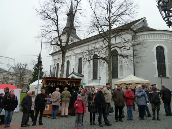 Der Weihnachtsmarkts der guten Taten findet seit 1990 alljährlich in der Vorweihnachtszeit statt und zieht Scharen von Besuchern an. (Foto: Ingrid Weiland)