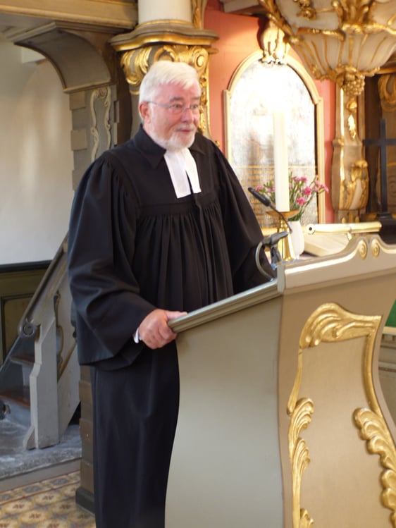 Der frühere und langjährige CVJM-Vorsitzende Rolf Puschkarsky hielt die Predigt in der Servatiuskirche anlässlich des 100-jährigen Bestehens des CVJM Rönsahl und ging in treffender Weise auf so manches wechselvolle Geschehen in Zeit- und Vereinsgeschichte ein. (Foto: Rainer Crummenerl)