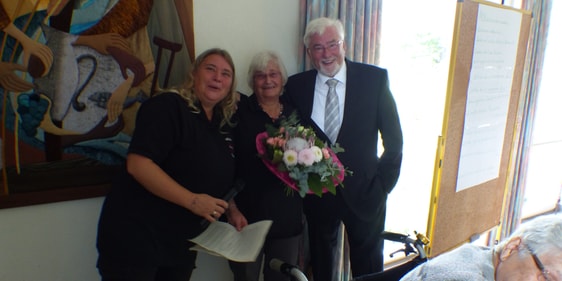 Zahlreiche Gratulanten aus Öffentlichem Leben und Kirchengemeinde gratulierten zum 100-jährigen Bestehen des CVJM Rönsahl (links: Anke Pies). (Foto: Rainer Crummenerl)