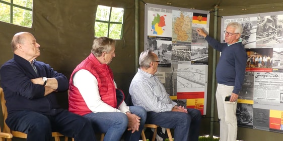 Im Zelt informierten Horst Schmermbeck und Reimund Bräuniger (Lüdenscheid, r.) als Zeitzeugen über das Leben in der DDR und über das Wunder des Mauerfalls und der friedlichen deutschen Wiedervereinigung. (Foto: Ingrid Weiland)