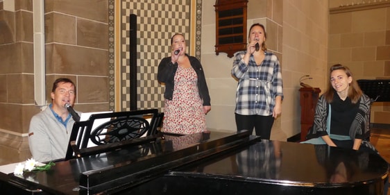 Die Gemeinde bedankte sich mit langanhaltendem Schlussbeifall bei Olaf Westmeier (v.l.n.r.) am Flügel, den Sängerinnen Kristin und Katrin Roeder und Kerstin Hagedorn an der Cajón. (Foto: Ingrid Weiland)