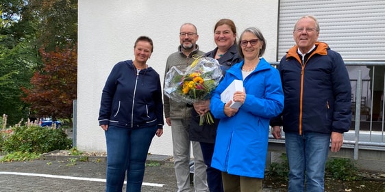 Gehörten auch zu den vielen Gratulanten zum 25-jährigen Dienstjubiläum von Jutta Tripp (Mitte): Klaus Majoress - langjähriger Superintendent des Kirchenkreises (r.), Bettina vom Brocke - stellvertretende Assessorin (2.v.r.), Christof Grote - Superintendent des Kirchenkreises und Britta Däumer - 1. Vorsitzende der Mitarbeitervertretung (Foto: EKKLP)