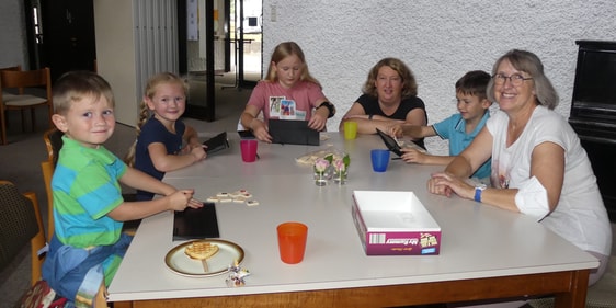 Kinder und Erwachsene probieren tolle Spiele am Familiennachmittag in der Markuskirche aus. (Foto: Ingrid Weiland)
