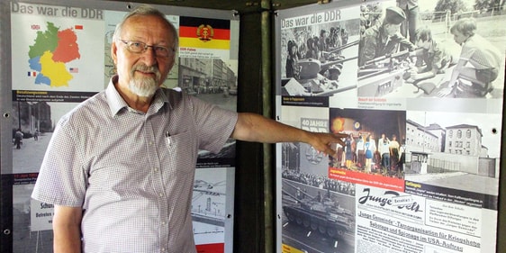Diakon Albrecht Kaul möchte mit dem Zelt der Begegnung die Erinnerung an das "Wunder der Freiheit und Einheit" lebendig halten. Gedacht war die Ausstellung ursprünglich als Beitrag zu 30 Jahren Wiedervereinigung im Vorjahr. (Foto: Jakob Salzmann)