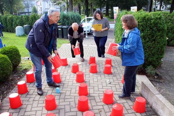 Unter roten Eimern sind beim DDR-Memory Erinnerungen an DDR-Zeiten versteckt. Spielzeug-Trabis gehören dazu. (Foto: Jakob Salzmann)