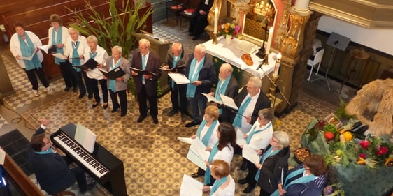 Besonders gern gesehen war der Auftritt des Kirchenchores, der unter der bewährten Regie von Dirigent Ingo Reich den Gottesdienst zum Erntedankfest in der Servatiuskirche mit mehreren passenden Liedbeiträgen umrahmte. (Foto: Rainer Crummenerl)