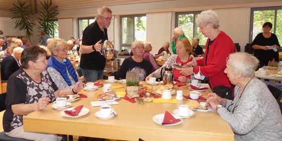 Unter der Leitung von Gemeindepädagogin Sabine Drescher erlebten 70 Seniorinnen und Senioren einen besonderen Nachmittag zum Thema „ErnteDank des Lebens“. (Foto: Ingrid Weiland)