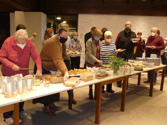 Nach dem Gottesdienst ging man dazu über, die Gaben vom Mitbringbüffet miteinander zu teilen, für das die Gäste viele köstliche Leckereien mitgebracht hatten. (Foto: Ingrid Weiland)
