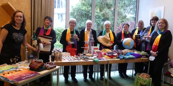 Das Frauenteam, das den Gottesdienst zum Erntedanktag im Gemeindezentrum Rathmecke gestaltete, wartete an einem Basartisch mit vielen schönen selbstgemachten Artikeln auf. (Foto: Ingrid Weiland