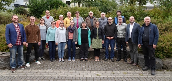 Pfarrerwahl geschafft, Steffen Pogorzelski (2.v.l. vorne) gemeinsam mit den beiden Presbyterien und dem Superintendenten Dr. Christoph Grote neben dem Pfarrer der Kreuzkirche Eckart Link (rechts vorne). (Foto: Iris Kannenberg)