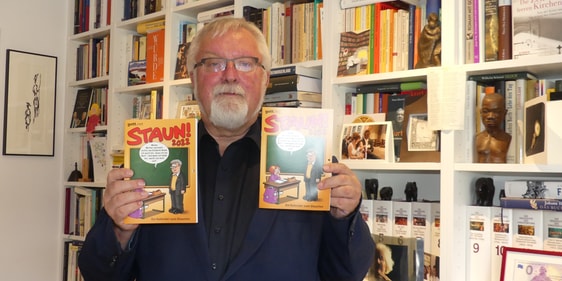 Pastor Johannes Broxtermann mit dem Kalender zum Staunen 2022, für den er die Texte verfasst hat. (Foto: Ingrid Weiland)
