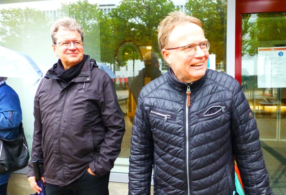 Assessor des Evangelischen Kirchenkreises Lüdenscheid-Plettenberg Martin Pogorzelski und Pfarrer i.R. Achim Riggert beendeten den Marsch durch Lüdenscheid mit Gebet und Segen. (Iris Kannenberg)