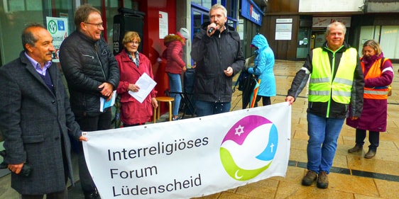 Der Lüdenscheider Bürgermeisters Sebastian Wagemeyer sprach das Grußwort und stellte die Vertreter der unterschiedlichen Religionsgemeinschaften vor. (Foto: Iris Kannenberg)