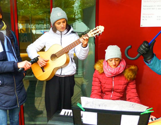 Die musikalische Unterhaltung wurde von den Schwestern Amelia und Alexandra Hamann professionell und ansprechend gestaltet. (Foto: Iris Kannenberg)