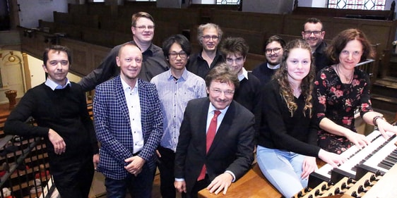 Dozenten und Teilnehmer der 2. Lüdenscheider Orgelakademie spielten beim Abschlusskonzert in der Erlöserkirche gemeinsam auf. (Foto: Jakob Salzmann)