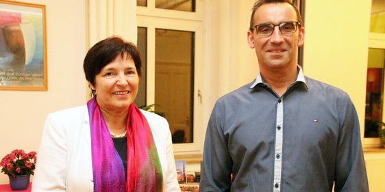 Christine Faber – hier mit Pfarrer Torsten Beckmann zu sehen – ist Referentin für Öffentlichkeitsarbeit von Open Doors. Sie zeichnete ein düsteres Bild der Verfolgung von Christen in Nordkorea. (Foto: Jakob Salzmann)