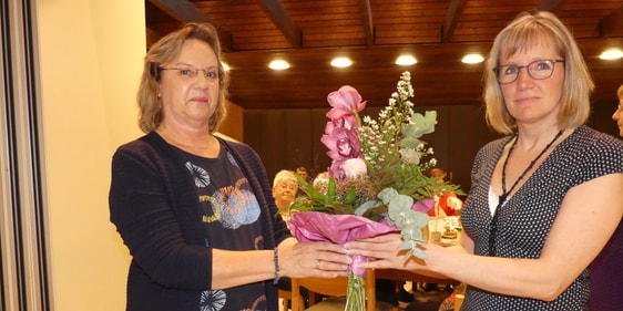 Im Namen der Frauen von der KFD Maria Königin überreichte Brigitte Abel (l.) der stellvertretenden Vorsitzenden der Frauengruppe der Markuskirche, Jutta Ottofülling (r.), einen Blumenstrauß. (Foto: Ingrid Weiland)