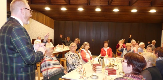 Der Gemeindepfarrer lud zu Gesprächen ein in großer Runde und in Tischgruppen über das Gebet, das Katholische und Evangelische verbindet, das Vaterunser. (Foto: Ingrid Weiland)