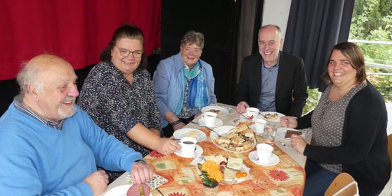 Referent des Tages war Steffen Waldminghaus (2.v.r.), der im CVJM Lüdenscheid-West geprägt wurde und jetzt Präses des CVJM Deutschland ist. Mit am Tisch Jürgen (l.) und Hanni Hellmich (3.v.l.), die wieder die Organisation des CVJM.-Seniorentreffens übernommen hatten, und CVJM-Kreisverbandsvorsitzende Sarah Klapic (r.) und Svenja Roth (2.v.l.), die seit 10 Jahren CVJM-Kreisverbandssekretärin des Kreisverbandes Lüdenscheid ist. (Foto: Ingrid Weiland)