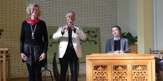 Petra König-Gurian (Gesang), Siegfried de Buhr (Blockflöte) und Dmitri Grigoriev (Orgel) sorgten in der Apostelkirche mit der Kantate „Es ist ein schlechter Ruhm“ von Georg Philipp Telemann für Begeisterung. (Foto: Ingrid Weiland)