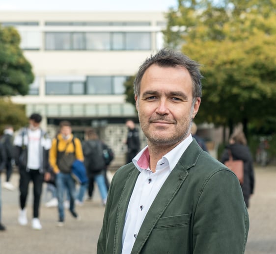Oberstudiendirektor Sven Dombrowski, Leiter des Evangelischen Gymnasiums Meinerzhagen, betont, dass „Evangelisch“ mehr als nur das erste Wort des Schulnamens ist. (Foto: Martin Büdenbender)