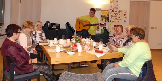 Gemeindepädagogin Sabine Drescher gestaltete mit einem Mitarbeiterinnenteam das Programm und begleitete ebenfalls Lieder auf der Gitarre. (Foto: Ingrid Weiland)