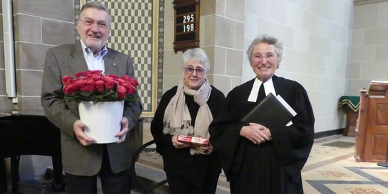 Pfarrer Bernd Rosewich mit Ehefrau Evely und Pfarrerin Bärbel Wilde feierte am Sonntag sein Goldenes Ordinationsjubiläum in der Christuskirche. Zu diesem Anlass gab es neben vielen Begegnungen und Glückwünschen 50 rote Rosen von Seiten der Christuskirchengemeinde. (Foto: Ingrid Weiland)