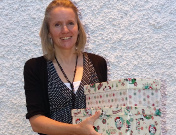 Jutta Ottofülling leitet in Lüdenscheid die offizielle Sammelstelle für die Aktion „Weihnachten im Schuhkarton“ in der Markuskirche, in der in der Zeit vom 8. bis zum 15. November Geschenkpäckchen für Kinder in Osteuropa und Zentralasien abgegeben werden können. (Foto: Ingrid Weiland)