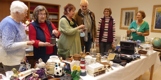 Auf dem Flohmarkt des Seniorenkreises der Lüdenscheider Christuskirchengemeinde waren viele interessante Artikel zu günstigen Preisen zu haben. (Foto: Ingrid Weiland)