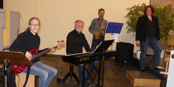 Das JoKi-Team gestaltete den musikalischen Abendgottesdienst zum Thema „Nachfolge“ mit: (v.l.n.r.) Frederik Rudzio (E-Bass und Cajon), Reinhard Derdak (Keyboard, musikalische Leitung), Knut Winkel (Saxophon) und Christine Schaumann (Gesang). (Foto: Ingrid Weiland)