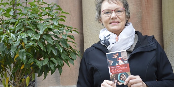 Sabine Langenbach stellt ihr neues Buch vor: „24 x Hinhören im Advent“ lädt Leserinnen und Leser ein, mit ihr gemeinsam durch die Weihnachtszeit zu gehen und den neu wahrzunehmen, der sich Weihnachten ausgedacht hat. (Foto: Iris Kannenberg)
