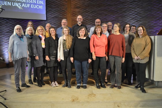 Unterstützt wurde die Zeremonie durch den kircheneigenen Gospelchor „Mittendrin“, dessen Mitglieder sich aus beiden Gemeinden zusammensetzen. (Foto: Iris Kannenberg)