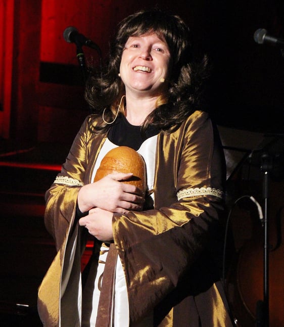Laienschauspielerin Sonja Kitsch schlüpfte kostümiert in die Rolle einer Frau aus der Lutherzeit, die unverhofft Gnade erfuhr. (Foto: Jakob Salzmann)