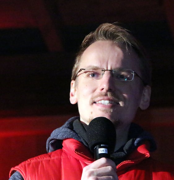 Vikar Andreas Hoenemann hielt die Predigt beim Abendkirchen-Gottesdienst auf dem Hof Crone. Auf die Gnade Gottes richtete er den Fokus. (Foto: Jakob Salzmann)