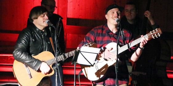 Brachte die Leichtigkeit des Sommers in den Abend ein: Die Band "Los Sonadores" aus Castrop -Rauxel. (Foto: Jakob Salzmann)