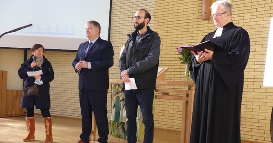 Stefanie Schmermbeck (l.) und Jan Thomas (3.v.l.) sind Mitarbeitende der Wohnungslosenhilfe. Gemeinsam mit Andreas vom Emde (2.v.l.) und Pfarrer Holger Reinhardt beten sie für die Arbeit der Wohnungslosenhilfe. (Foto: Ingrid Weiland)