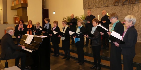 Zur Instrumentalbegleitung von Reinhard Derdak brachte der gemischte Chor „Vocalconsort“ das von Gottes großer Barmherzigkeit kündende Werk „Nun freut euch lieben Christen g’mein“ mit großer Präzision rüber. (Foto: Ingrid Weiland)