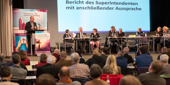 Bei der ersten Präsenssynode des EV. Kirchenkreises Lüdenscheid-Plettenberg nach mehr als einem Jahr, kam es während der Aussprache zum Bericht des Superintendenten zu starken Diskussionen beim Thema ‚Freigabe von Pfarrstellen durch die Landeskirche‘. (Foto: Martin Büdenbender)