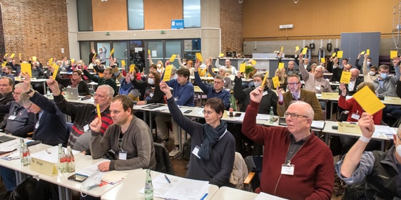 Mit großer Mehrheit sprach sich Kreissynode für die vorgeschlagenen Erweiterungen der Kirchenordnung aus. Der Kirchenkreis und seine Gemeinden wollen in Zukunft nicht nur digitaler arbeiten, sondern in diesem Bereich auch ihre Angebote ausbauen (Foto: Martin Büdenbender)